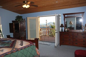 4 bedrooms, premium bedding, desk, iron/ironing board