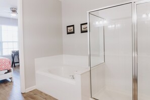 Combined shower/bathtub, hair dryer, towels - 4BR Near Universal’s Epic Park! 6 Beds + Limited-Time Discounts! (Orlando)