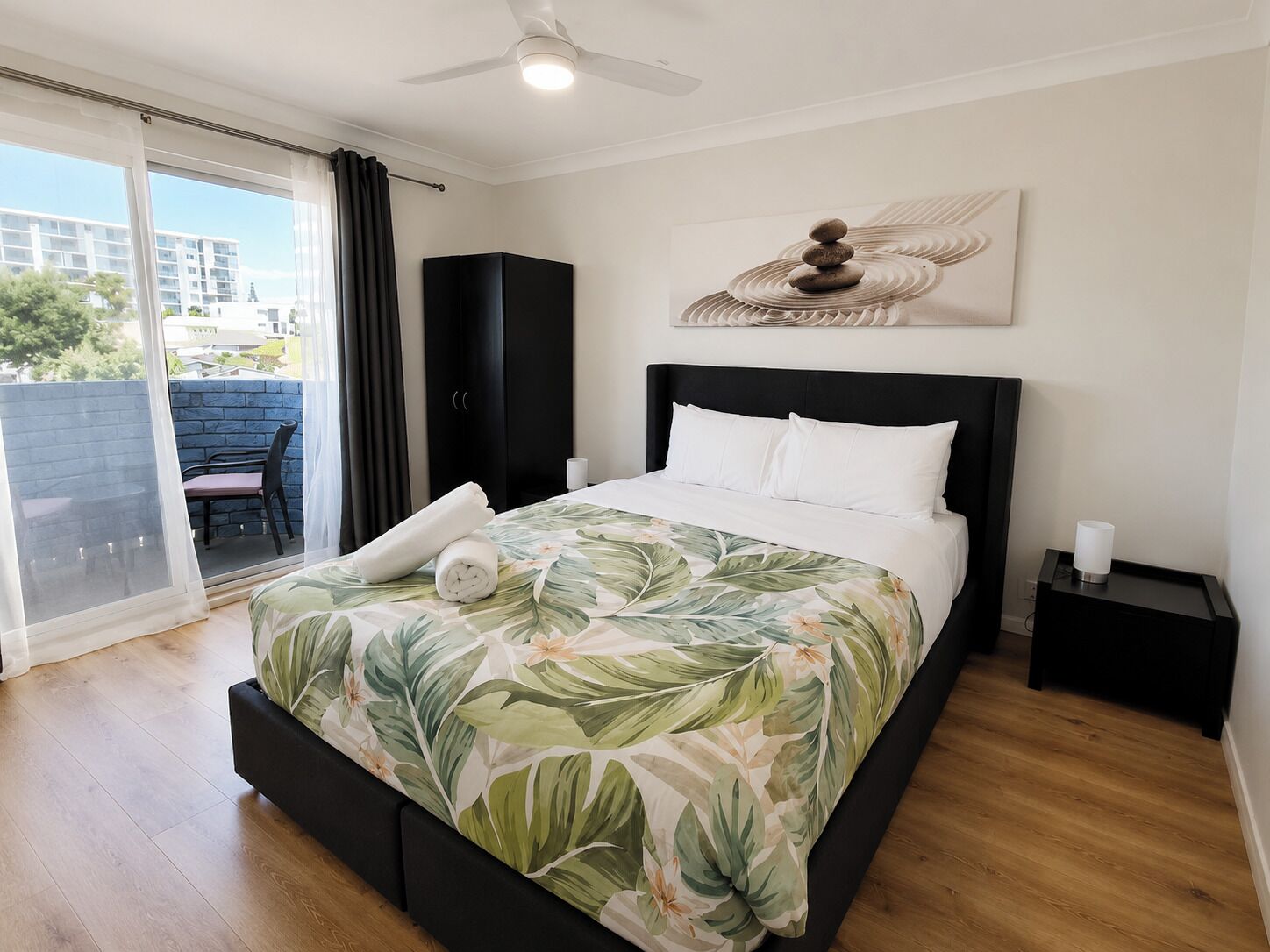 2 bedrooms, iron/ironing board, free Internet, bed sheets