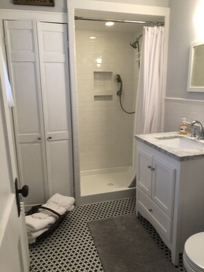 Douche, séchoir à cheveux, serviettes fournies, savon