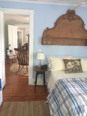 2 chambres, fer et planche à repasser, lit de bébé portatif