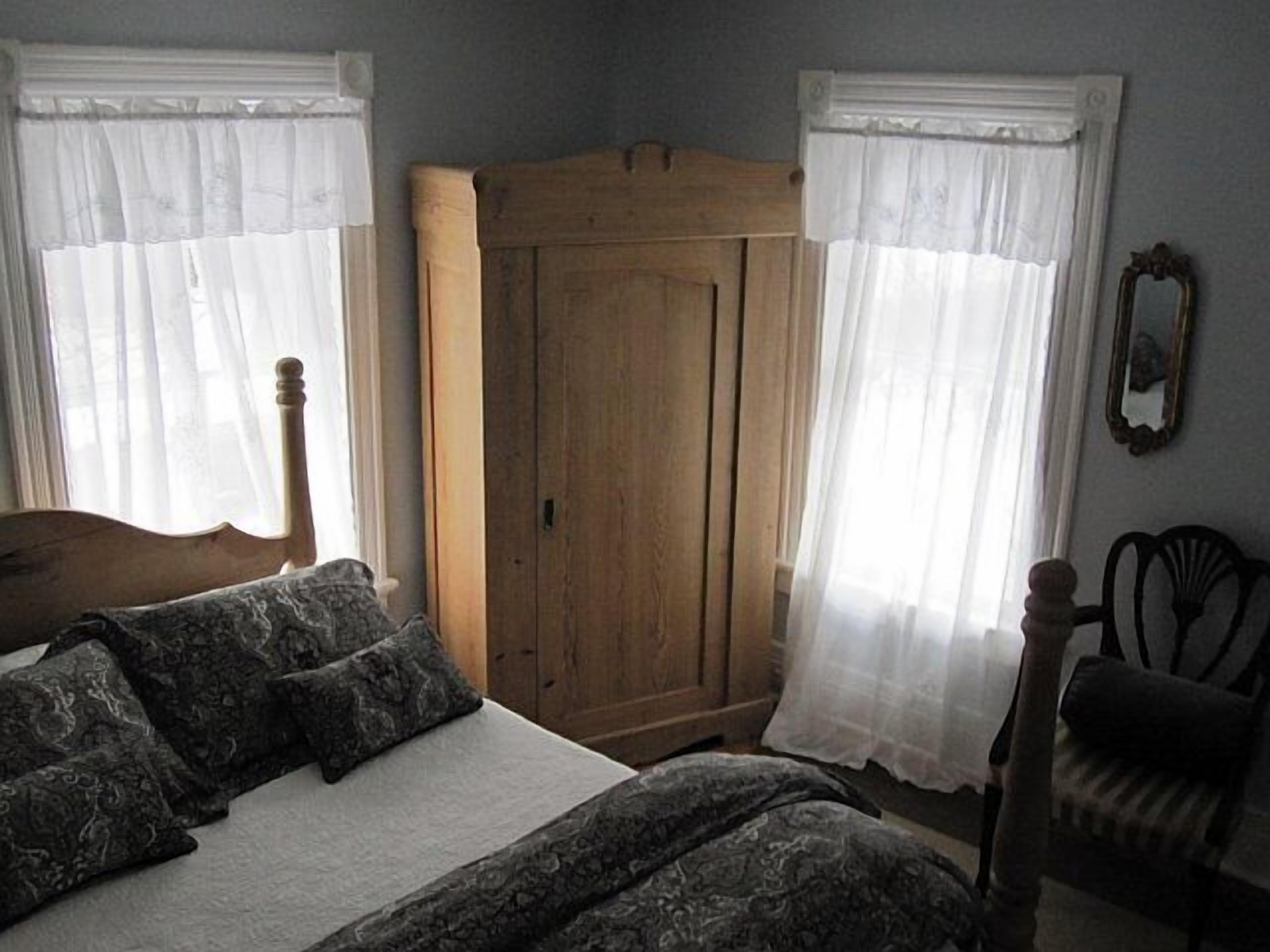 Private & Spacious Five Room Suite<br>Steps To Bay Beach and walk to Village. 