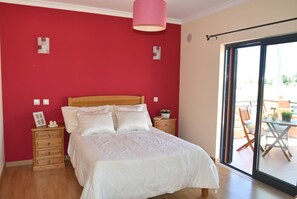 4 chambres, fer et planche à repasser, lit parapluie, Wi-Fi gratuit