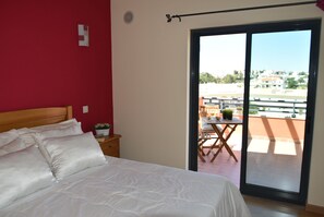 4 slaapkamers, een strijkplank/strijkijzer, reisbedje, gratis wifi