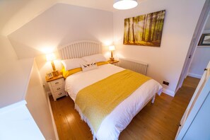 2 bedrooms, iron/ironing board, travel cot, WiFi - Colby Cottage, Wynd Hill Hideaway - walk to coast path, beach and pub! (Tenby)
