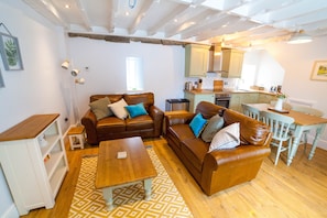 Smart TV, DVD player, books, video library - Colby Cottage, Wynd Hill Hideaway - walk to coast path, beach and pub! (Tenby)