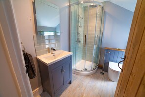 Shower, hair dryer, towels, soap - Colby Cottage, Wynd Hill Hideaway - walk to coast path, beach and pub! (Tenby)