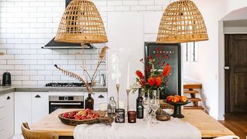 Een koelkast, een magnetron, een oven, een kookplaat