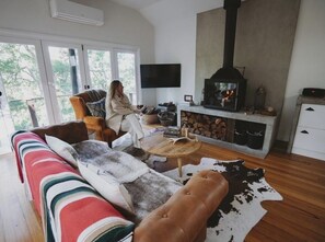 Smart-TV, Kamin, Stereoanlage