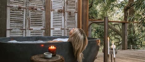 Tina de hidromasaje al aire libre