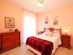 3 habitaciones, tabla de planchar con plancha y cuna de viaje 