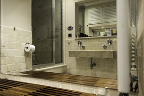 Ducha, secador de pelo, batas, bidet