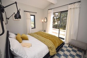 6 bedrooms, iron/ironing board, free WiFi, bed sheets