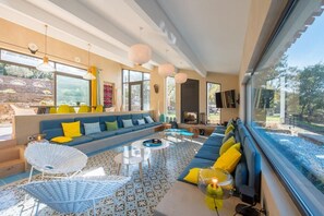 Televisión, chimenea, estéreo