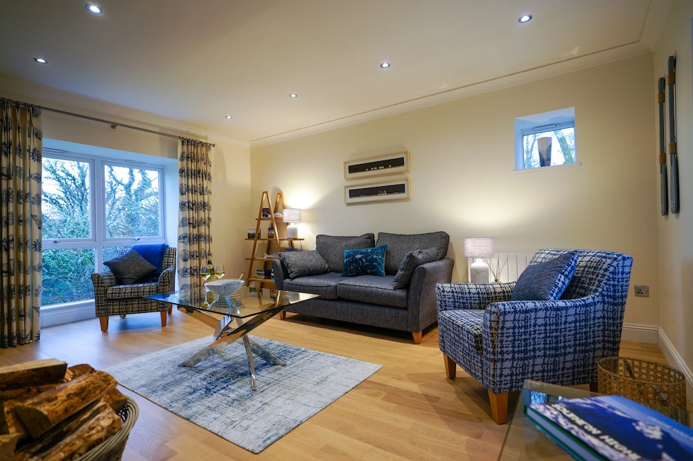 Luxury 5* 2 bed ensuite cottage, beautifully furnished, short walk to loch side