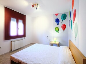 4 bedrooms, travel crib, free WiFi