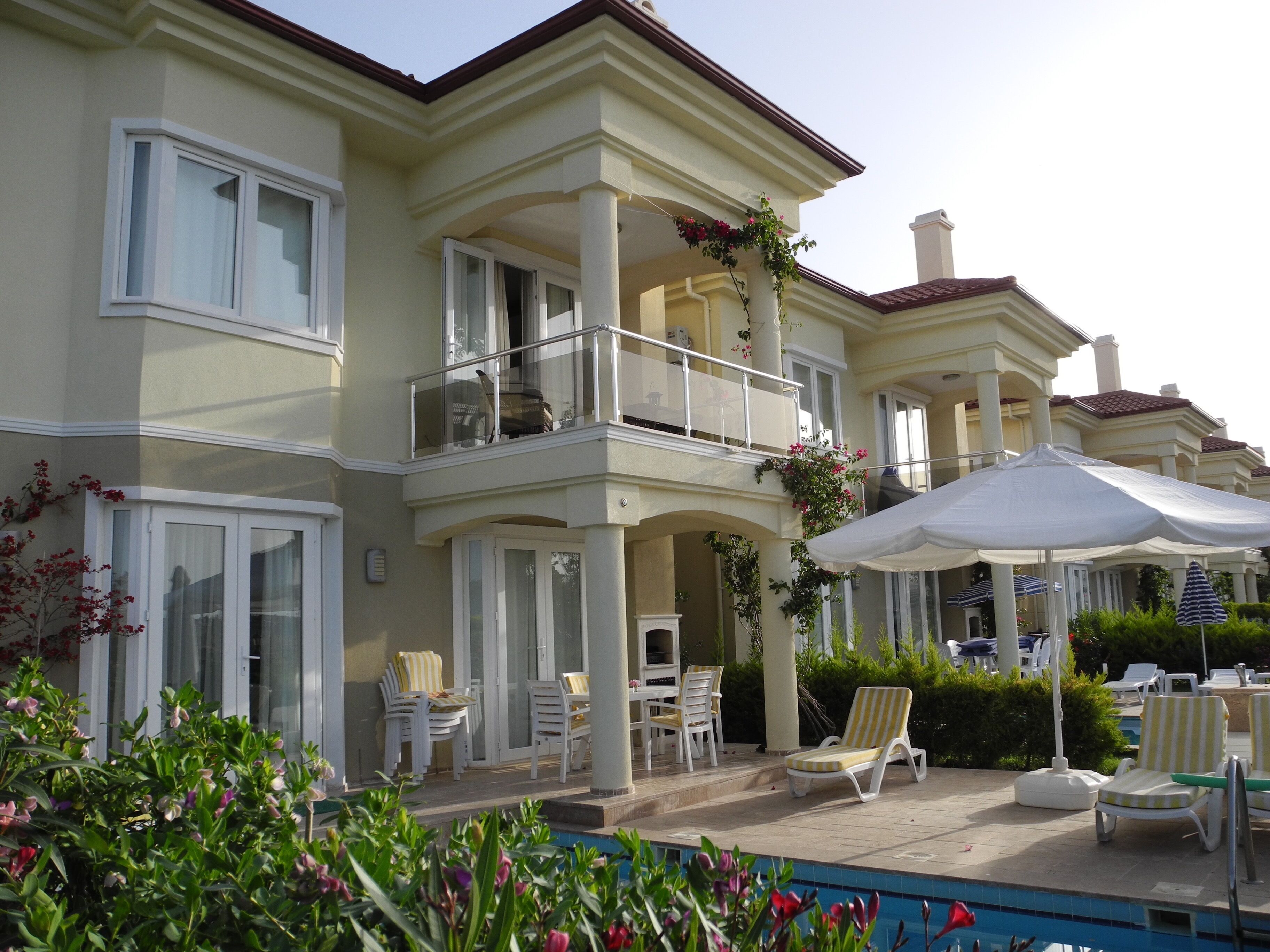 Villa with Private Pool right on the beach front, 50 meters to the beach and sea