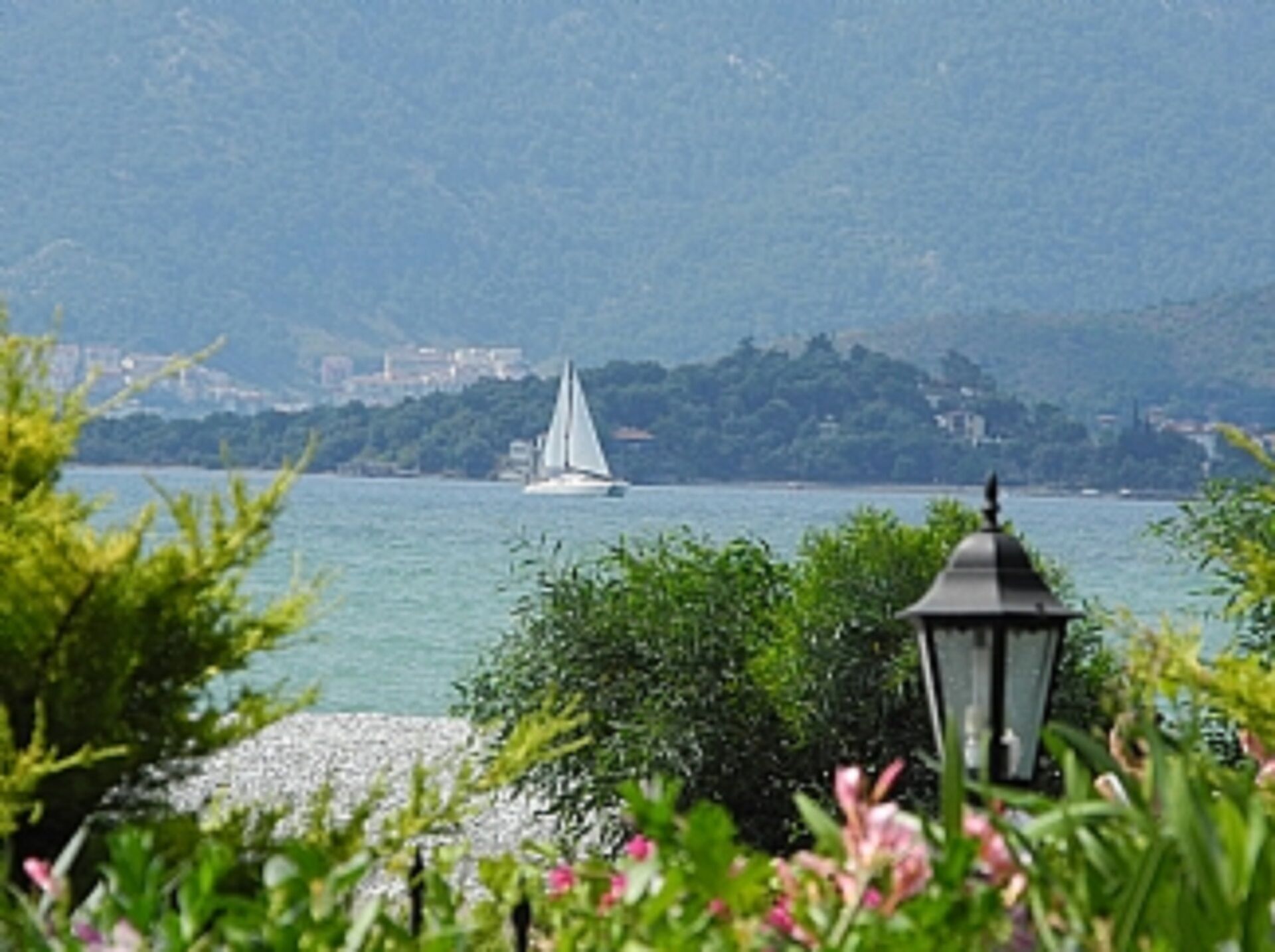 Villa with Private Pool right on the beach front, 50 meters to the beach and sea