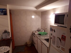 冷蔵庫、電子レンジ、オーブン、電気ポット