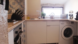 Wasserkocher mit Kaffee-/Teezubehör, Kühlschrank, Mikrowelle, Ofen