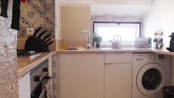 Fridge, microwave, oven, coffee/tea maker