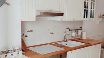 Réfrigérateur, four, plaque de cuisson, cafetiÚre/bouilloire