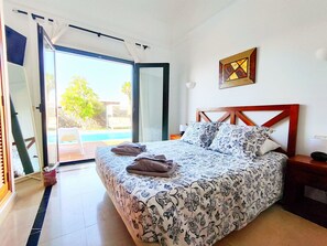 3 bedrooms, iron/ironing board, travel crib, free WiFi - Stunning detached villa with sea view, beautiful landscaped gardens,  A/C & wifi (PLAYA BLANCA)