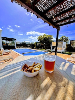 A heated pool - Stunning detached villa with sea view, beautiful landscaped gardens,  A/C & wifi (PLAYA BLANCA)