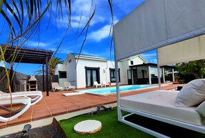 A heated pool - Stunning detached villa with sea view, beautiful landscaped gardens,  A/C & wifi (PLAYA BLANCA)