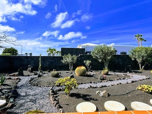 Property grounds - Stunning detached villa with sea view, beautiful landscaped gardens,  A/C & wifi (PLAYA BLANCA)