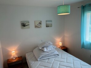 3 chambres, fer et planche à repasser, lit de bébé portatif