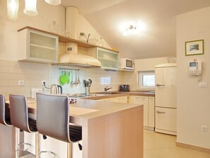 ثلاجة، ميكروويف، فرن، موقد طهي مسطح