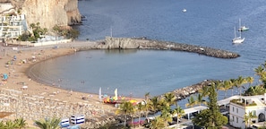 Beach nearby, sun-loungers, beach towels