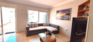 Smart TV, DVD player, books - Apartment in Playa de Mogan. (Mogán)