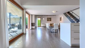 Un intérieur spacieux et moderne, avec un grand espace de vie à aire ouverte, un coin repas et une cuisine.