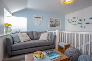 Smart-TV, DVD-spiller, bøker og filmbibliotek