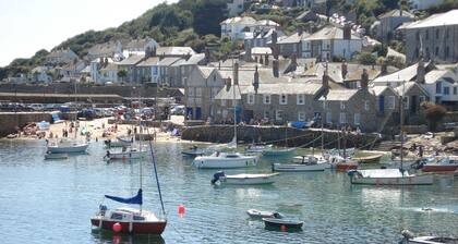 Cobbles Loft, Mousehole, 2 Schlafzimmer - CENTRAL & Minuten vom Hafen entfernt
