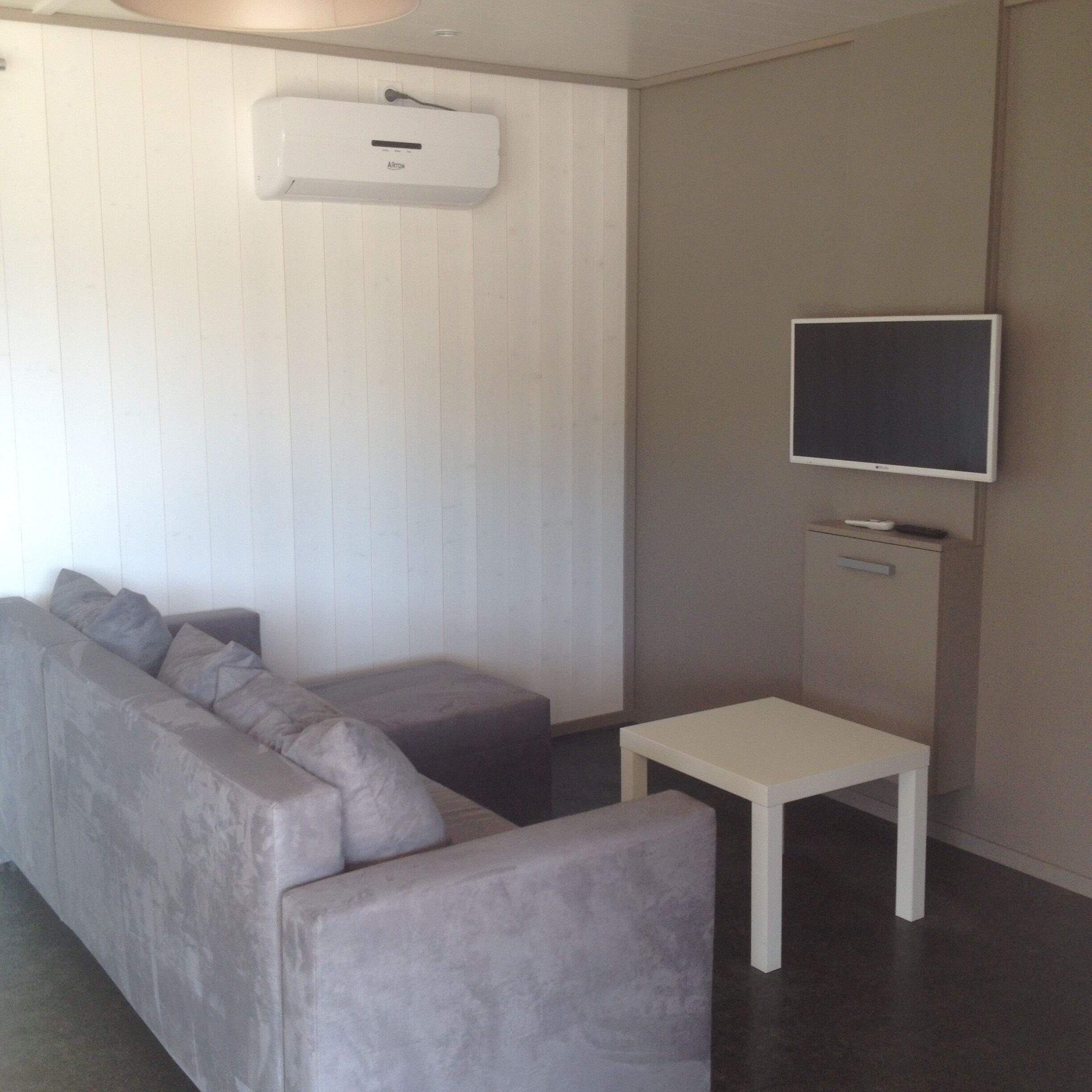 Close to beaches, recent chalet 49 m² air conditioned in residential park of Loisir