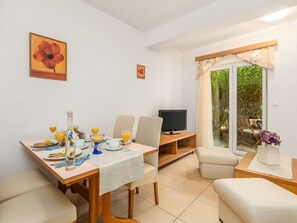 Dining - Lovely apartment for 4 guests with WIFI, pool, A/C, TV and patio (Senj)