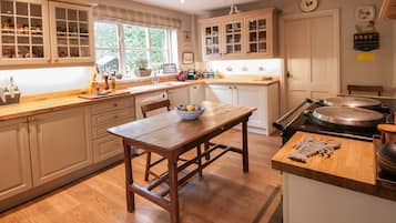 Kylskåp, mikrovågsugn, ugn och spishäll