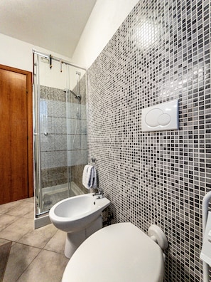Haartrockner, Bidet, Handtücher, Toilettenpapier