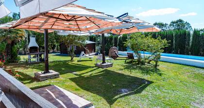 Villa Mirta: piscine et jardin à 3 km de la mer nature, Wi-Fi, piscine barbecue