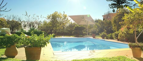 Una piscina al aire libre, una piscina climatizada