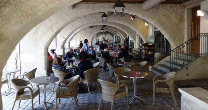 Kaunis huoneisto muutaman metrin päässä Place aux Herbesistä. Nukkuu jopa 4