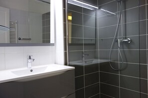 Dusche, Haartrockner, Handtücher, Toilettenpapier