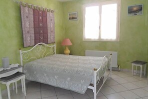 2 bedrooms, iron/ironing board, travel cot, WiFi