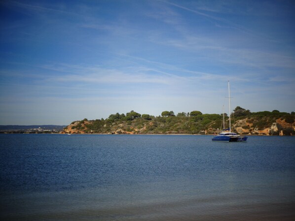 In Strandnähe, Liegestühle, Strandtücher