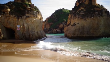 Playa en los alrededores, camastros y toallas de playa