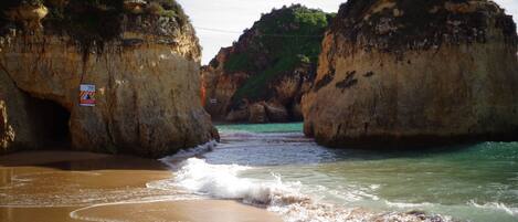 Perto da praia, espreguiçadeiras, toalhas de praia