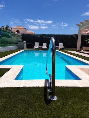 Outdoor pool, a heated pool, sun loungers - Villa Dwarika, Home away from home, with private heated pool  (Caleta de Fuste)